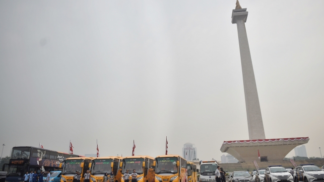 Sejumlah kendaraan operasional Dinas Perhubungan (Dishub) dihadirkan dalam apel kesiapan sarana dan prasarana transportasi di Monas, Jakarta, Rabu (8/8). ANTARA FOTO/Akbar Nugroho Gumay