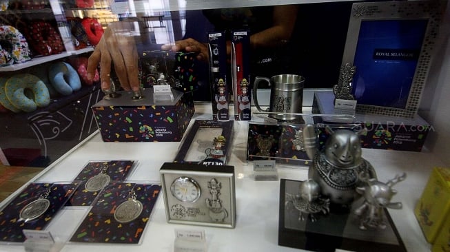 Sejumlah merchandise terpajang di booth merchandise Asian Games 2018 di Senayan City, Jakarta,  Rabu (8/8). Penjualan merchandise dengan harga Rp10.000 sampai Rp4.000.000 itu dapat menyukseskan perhelatan Asian Games 2018. [Suara.com/Oke Atmaja]