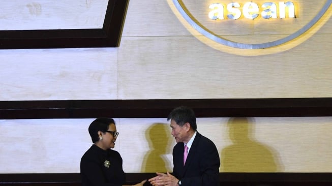Sekjen ASEAN Dato Lim Jock Hoi (kanan) berjabat tangan dengan Menteri Luar Negeri Retno Marsudi (kiri) dalam peringatan 51 tahun ASEAN di kantor Sekretariat ASEAN, Jakarta, Rabu (8/8). ANTARA FOTO/Sigid Kurniawan