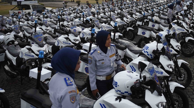 Sejumlah kendaraan operasional Dinas Perhubungan (Dishub) dihadirkan dalam apel kesiapan sarana dan prasarana transportasi di Monas, Jakarta, Rabu (8/8). ANTARA FOTO/Akbar Nugroho Gumay