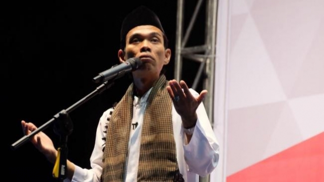 Ustaz Abdul Somad saat memberikan ceramah di Lapangan Pamedan Tanjungpinang, Selasa (7/8/2018) malam. [Batamnews]