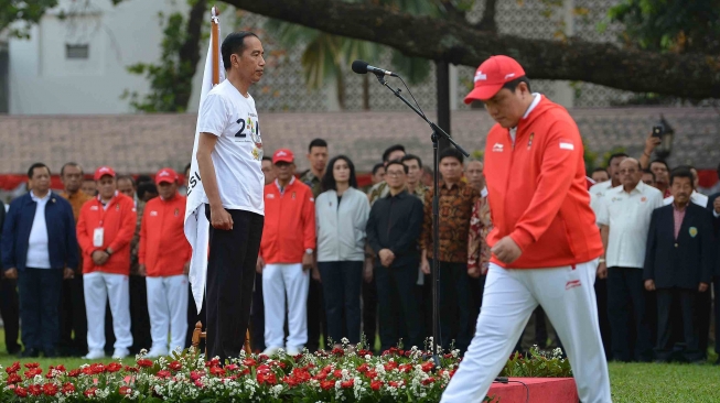 Presiden Joko Widodo (kiri) memimpin upacara pelepasan atlet dan kotingen Indonesia pada Asian Games 2018 di halaman tengah Kompleks Istana, Jakarta, Rabu (8/8). ANTARA FOTO/Wahyu Putro A