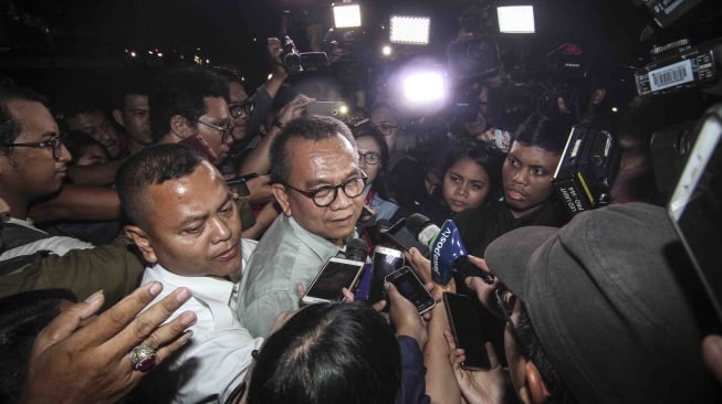 Ketua DPD Gerindra DKI Jakarta M Taufik (tengah) menjawab pertanyaan awak media usai mengikuti rapat internal di kediaman Ketua Umum Partai Gerindra Prabowo Subianto, Jalan Kertanegara, Jakarta, Rabu (8/8).  Rapat tersebut membahas cawapres yang akan mendampingi Prabowo Subianto pada Pilpres 2019. ANTARA FOTO/Dhemas Reviyanto