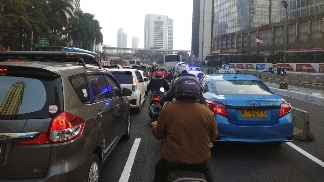 Kemacetan parah terjadi saat acara Sepeda Nusantara di Jakarta. (Suara.com/Chyntia Sami Bhayangkara)