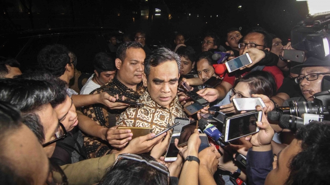 Sekjen Partai Gerindra Ahmad Muzani (tengah) menjawab pertanyaan awak media usai mengikuti rapat internal di kediaman Ketua Umum Partai Gerindra Prabowo Subianto, Jalan Kertanegara, Jakarta, Rabu (8/8). Rapat tersebut membahas cawapres yang akan mendampingi Prabowo Subianto pada Pilpres 2019. ANTARA FOTO/Dhemas Reviyanto