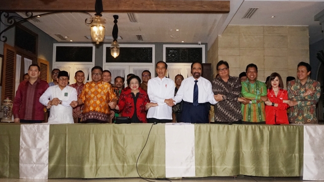  Jokowi resmi mengumumkan bahwa Ketua Majelis Ulama lndonesia (MUI) Maruf Amin menjadi calon wakil Presiden atau cawapres-nya di pemilihan presiden 2019.[Suara.com/Oke Dwi Atmaja]