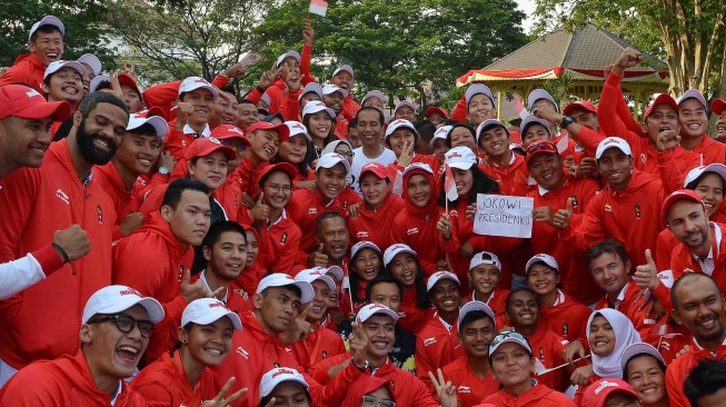 Presiden Joko Widodo (tengah) berfoto dengan atlet dan ofisial seusai memimpin upacara pelepasan kontingen Asian Games 2018 di halaman tengah Kompleks Istana, Jakarta, Rabu (8/8). ANTARA FOTO/Wahyu Putro A