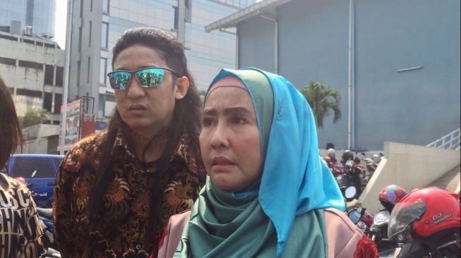 Rayakan Penahanan Nikita Mirzani, Gaya Busana Tessa Mariska Disorot: Pakai Hijab Tapi Rok Sebetis