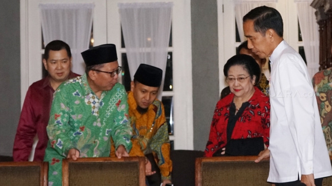  Jokowi resmi mengumumkan bahwa Ketua Majelis Ulama lndonesia (MUI) Maruf Amin menjadi calon wakil Presiden atau cawapres-nya di pemilihan presiden 2019.[Suara.com/Oke Dwi Atmaja]