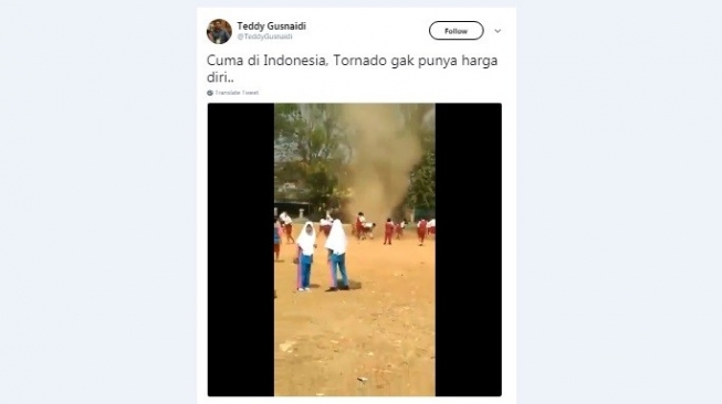Bukannya Takut Tornado Ini Jadi Mainan  Anak  SD di  Indonesia 