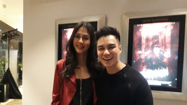 Baim Wong dan sang kekasih, Paula Verhoeven, saat ditemui usai gala premiere film Gentayangan, di XXI Epicetrum, Kuningan, Jakarta Selatan, Rabu (8/8/2018).