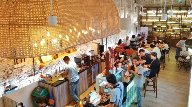 Desain ruangan Kedai Jamu Acaraki modern dengan sentuhan tradisional. (Suara.com/Firsta Nodia) 