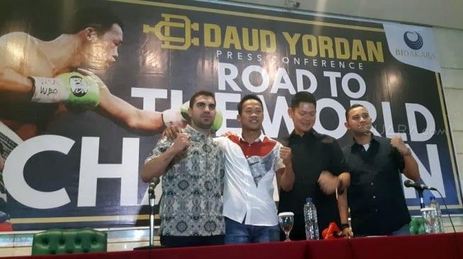 Petinju Indonesia, Daud Yordan (kedua dari kiri), dalam konferensi pers jelang melawan Jorge Linares, di kawasan Pancoran, Jakarta, Kamis (9/8/2018). [Suara.com/Rizki Nurmansyah]