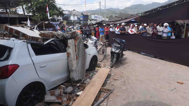 Warga korban gempa melaksanakan salat Jumat di sekitar tempat pengungsian Pemenang, Lombok Utara, NTB, Jumat (10/8). ANTARA FOTO/Zabur Karuru