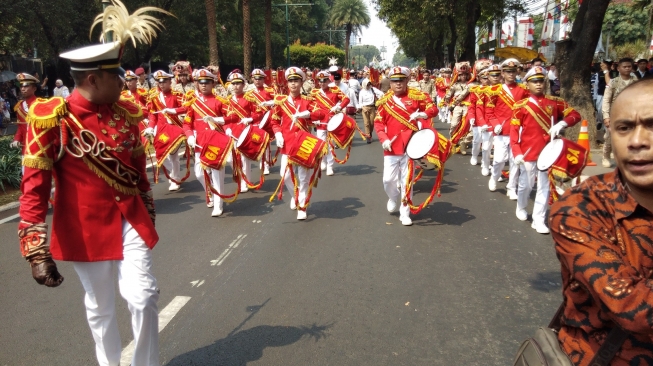 Marching Band Iringi Pendaftaran Prabowo - Sandiaga ke KPU