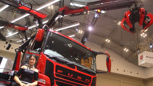 SPG menjaga truk konsep Super Great V Spider di booth Mitsubshi Fuso saat ajang GAIKINDO Indonesia International Auto Show (GIIAS), ICE BSD, Tangerang, Jumat (10/8). [Suara.com/Muhaimin A Untung]