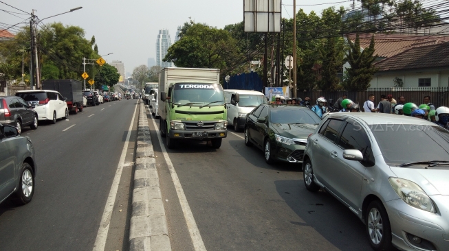 Kemacetan di Jalan Imam Bonjol, Menteng, Jakarta Pusat, Jumat (10/8/2018). (Suara.com/Ria Rizki)