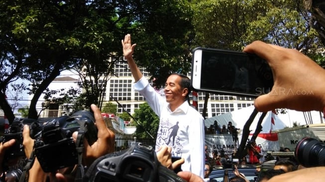 Maruf Amin Masuk Mobil, Jokowi Jalan Sendiri Sapa Relawan