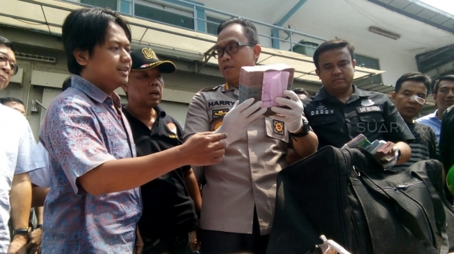 Polres Metro Tangerang Kota mengungkap kasus perampokan yang terjadi di RPH Karawaci, Tangerang, Jumat (10/8/2018). [Suara.com/Anggy Muda]