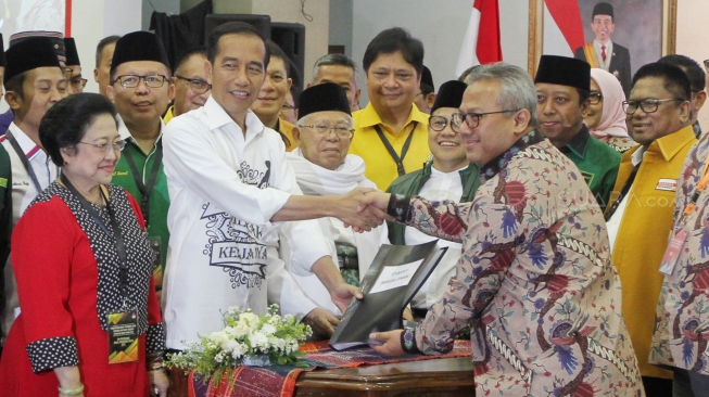 Calon Presiden petahana Joko Widodo bersama cawapersnya KH Ma'ruf Amin mendatangi Kantor Komisi Pemilihan Umum (KPU), Jakarta,Jumat (10/8). Kedatangan Jokowi ke KPU untuk melakukan pendaftaran Pilpres 2019.[Suara.com/Oke Dwi Atmaja]