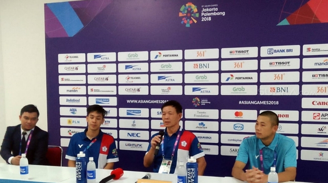 Pelatih Cina Taipei, Wushung Pen (kedua dari kanan), dalam konferensi pers setelah timnya ditahan imbang tanpa gol oleh Palestina pada babak penyisihan Grup A cabang sepakbola Asian Games 2018 di Stadion Patriot Bekasi, Jawa Barat, Jumat (10/8/2018). [Suara.com/Adie Prasetyo Nugraha]