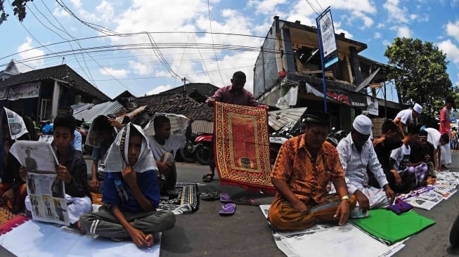 Warga korban gempa bersiap melaksanakan salat Jumat di sekitar tempat pengungsian Pemenang, Lombok Utara, NTB, Jumat (10/8). ANTARA FOTO/Zabur Karuru