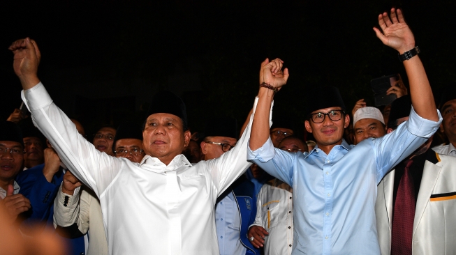 Ketua Umum Partai Gerindra Prabowo Subianto  didampingi Wakil Gubernur DKI Jakarta Sandiaga Uno dan sejumlah petinggi partai memberikan keterangan pers di kediaman Prabowo, Jalan Kertanegara, Jakarta, Kamis (9/8) malam. ANTARA FOTO/Sigid Kurniawan