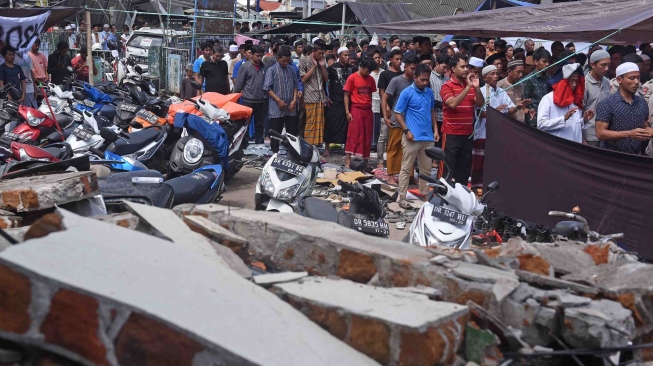 Warga korban gempa melaksanakan salat Jumat di sekitar tempat pengungsian Pemenang, Lombok Utara, NTB, Jumat (10/8). ANTARA FOTO/Zabur Karuru