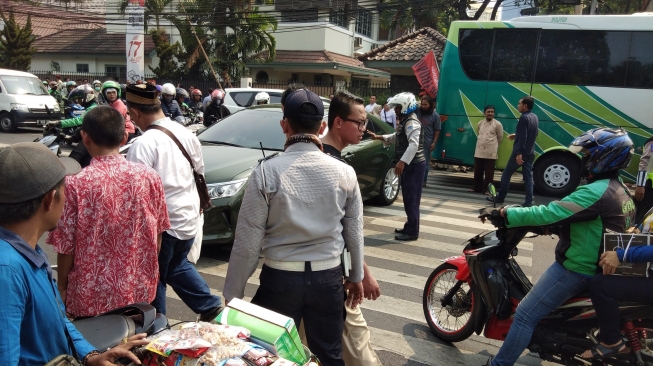 Kemacetan di Jalan Imam Bonjol, Menteng, Jakarta Pusat, Jumat (10/8/2018). (Suara.com/Ria Rizki)