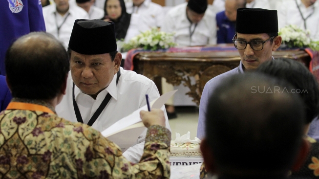 Kedatangan Prabowo-Sandi untuk mendaftarkan dirinya ke KPU sebagai pasangan calon Presiden dan Wakil Presiden periode 2019-2024.[Suara.com/Oke Dwi Atmaja]