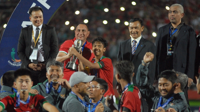 Ketua Umum PSSI Edy Rahmayadi (kedua kiri) menyerahkan Piala AFF U-16 kepada pesepak bola Indonesia David Maulana (tengah) usai pertandingan Final Piala AFF U-16 di Stadion Gelora Delta Sidoarjo, Jawa Timur, Sabtu (11/8). Indonesia menjadi juara Piala AFF U-16 usai menang atas Thailand melalui adu pinalti dengan skor 5-4 (1-1). ANTARA FOTO/M Risyal Hidayat
