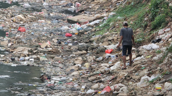 Kondisi Sungai  Ciliwung di kawasan Manggarai, Jakarta, Sabtu (11/8/2018). [Suara.com/Oke Dwi Atmaja]