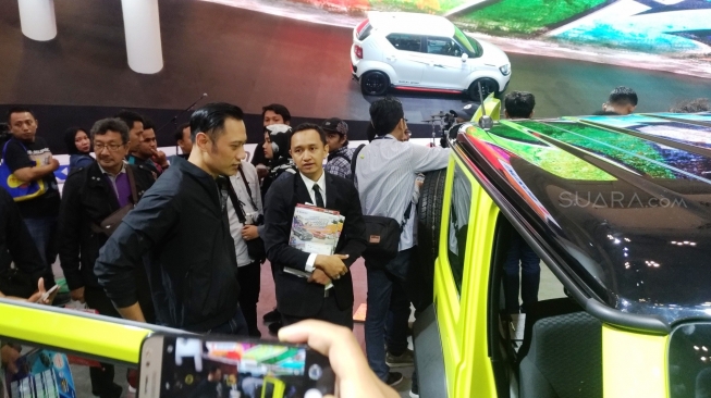 Agus Harimurti Yudhoyono atau akrab disapa AHY saat mengunjungi GIIAS 2018 di ICE BSD Tangerangdan menyimak Suzuki Jimny sebagai jip ikonik carmaker ini [Suara.com/Manuel Jeghesta Nainggolan]