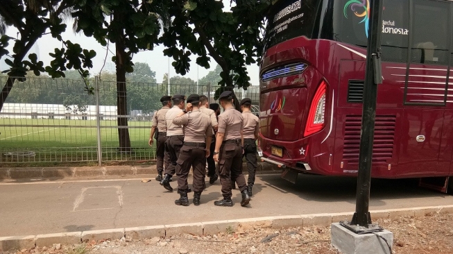 Polisi yang menjaga latihan Timnas Indonesia U-23 di lapangan A Senayan, Jakarta, Sabtu (11/8/2018) [Suara.com/Adie Prasetyo]