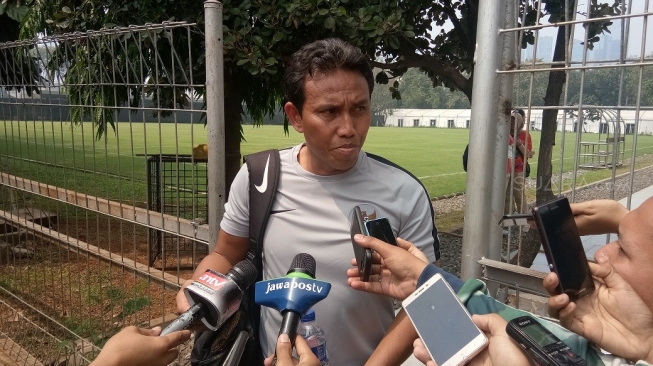 Pelatih Timnas Indonesia U-23 Bima Sakti ditemui usai memimpin latihan di lapangan A Senayan, Jakarta, Sabtu (11/8/2018) [Suara.com/Adie Prasetyo]
