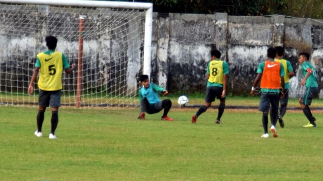 Timnas U-16 tengah berlatih menghadapi Thailand petang nanti (11/08/2018) [Suara.com/Dimas Angga Perkasa].