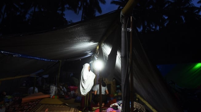 Berdasarkan data BNPB, pengungsi korban gempa bumi Lombok sebanyak 270.168 orang yang tersebar di sejumlah tempat membutuhkan bantuan seperti makanan, air, obat-obatan, tenda, dan selimut. [ANTARA FOTO/Zabur Karuru]