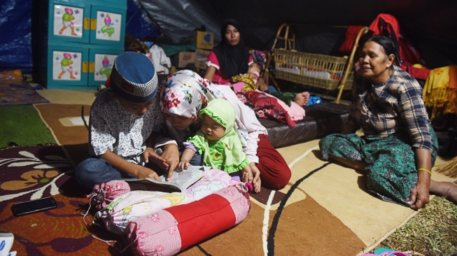 Berdasarkan data BNPB, pengungsi korban gempa bumi Lombok sebanyak 270.168 orang yang tersebar di sejumlah tempat membutuhkan bantuan seperti makanan, air, obat-obatan, tenda, dan selimut. [ANTARA FOTO/Zabur Karuru]