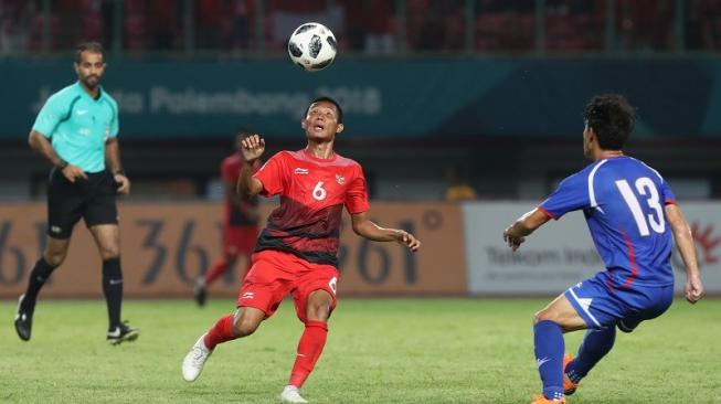 Pesepakbola Timnas Indonesia U-23, Evan Dimas (Nomor 6) saat mengamankan bola dari pemain Taiwan Hungwei Chen (13) pada pertandingan cabor sepakbola Grup A Asian Games ke-18 di Stadion Patriot, Bekasi Minggu (12/8/2018). [INASGOC/Charlie/sup]