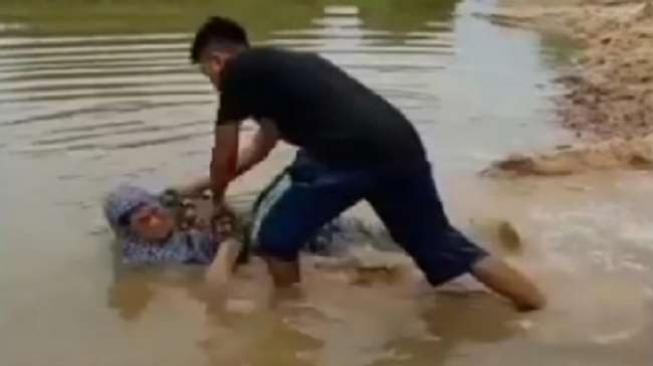 Sadis, Anak Seret Ibunya ke Sungai Tak Dibelikan Sepeda Motor