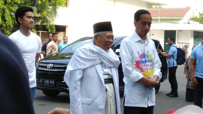 Bakal calon presiden dan wakil presiden Joko Widodo (Jokowi) dan Ma'ruf Amin tiba RSPAD Gatot Soebroto, Jakarta Pusat, Minggu (12/8/2018), guna menjalani tes kesehatan di RSPAD Gatot Soebroto. (Suara.com/Chyntia Sami Bhayangkara) 