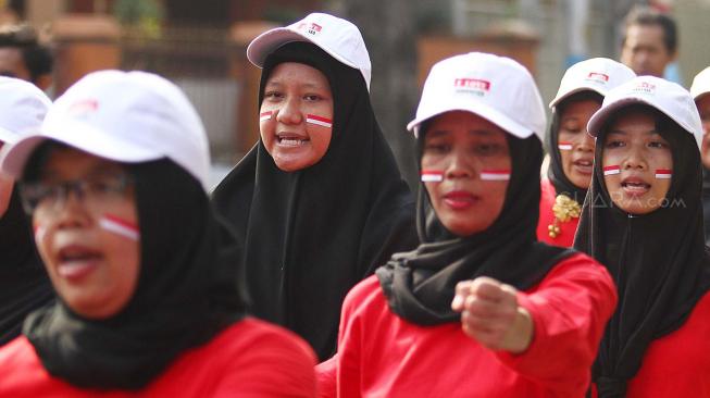 Sejumalah warga mengikuti lomba gerak jalan di kelurahan Kelapa Dua Wetan, Jakarta Timur, Minggu (12/8). Perlombaan tersebut untuk menyambut HUT ke-73 RI. [Suara.com/Muhaimin A Untung]