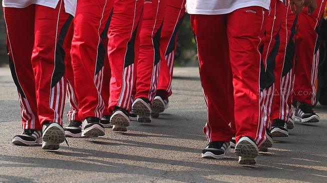 Sejumalah warga mengikuti lomba gerak jalan di kelurahan Kelapa Dua Wetan, Jakarta Timur, Minggu (12/8). Perlombaan tersebut untuk menyambut HUT ke-73 RI. [Suara.com/Muhaimin A Untung]