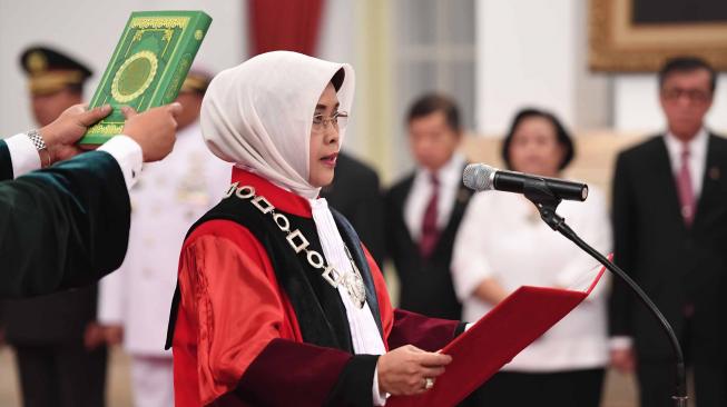 Hakim Mahkamah Konstitusi Enny Nurbaningsih mengucapkan sumpah jabatan saat pelantikan di Istana Negara, Jakarta, Senin (13/8).ANTARA FOTO/Puspa Perwitasari