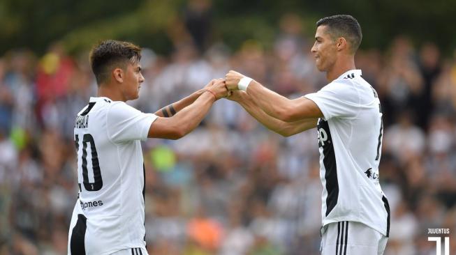 Pemain Juventus Paulo Dybala dan Cristiano Ronaldo merayakan gol ke gawang tim Juventus muda (Juventus FC)