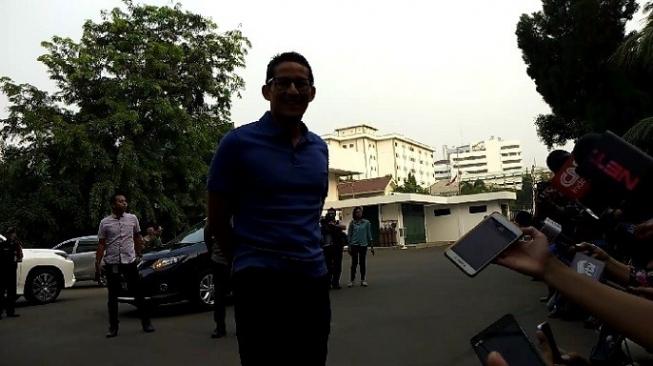 Gaya Sporty Sandiaga Saat Tiba di RSPAD