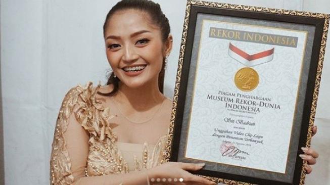 Siti Badriah menerima penghargaan MURI [Instagram/sitibadriahh]