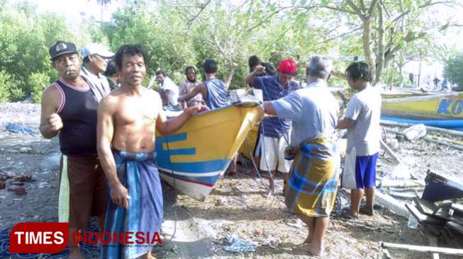 Dihantam Ombak, Perahu Nelayan Grajagan Banyuwangi Terbalik
