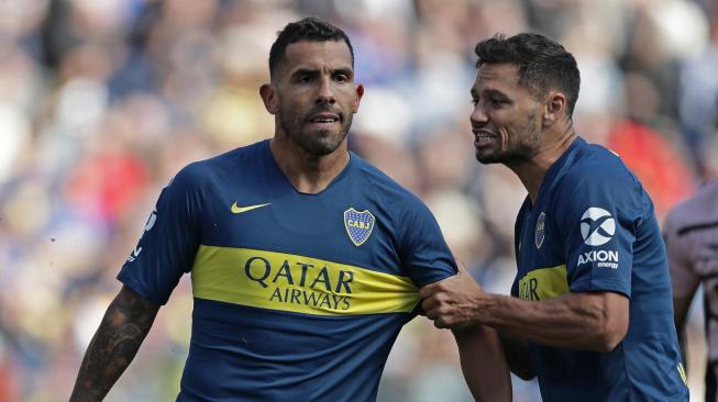 Striker Boca Junior Carlos Tevez (kiri) dan Mauro Zarate. ALEJANDRO PAGNI / AFP