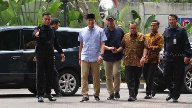 Sandiaga Uno menyerahkan Laporan Harta Kekayaan Penyelenggara Negara untuk mengikuti pemilihan presiden dan wakil presiden 2019. [Suara.com/Muhaimin A Untung]
